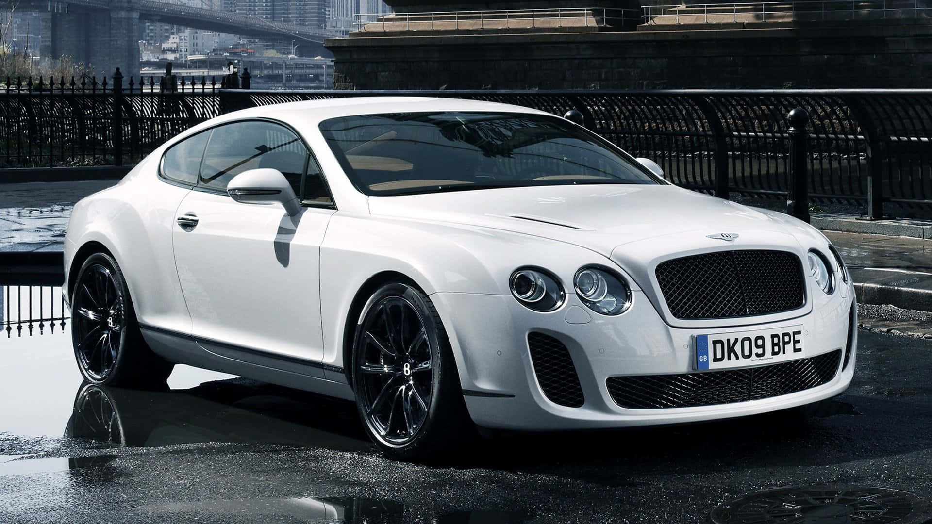 Exquisite Blue Bentley Continental Supersports Wallpaper