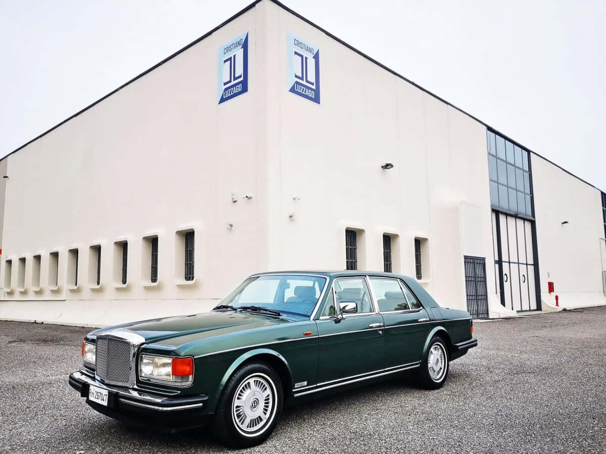 Luxury vintage Bentley Eight parked outdoors Wallpaper
