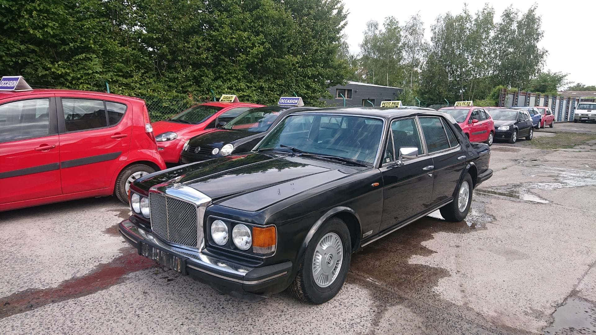 Unelegante Sedán De Lujo Bentley Eight En Una Pintoresca Carretera. Fondo de pantalla