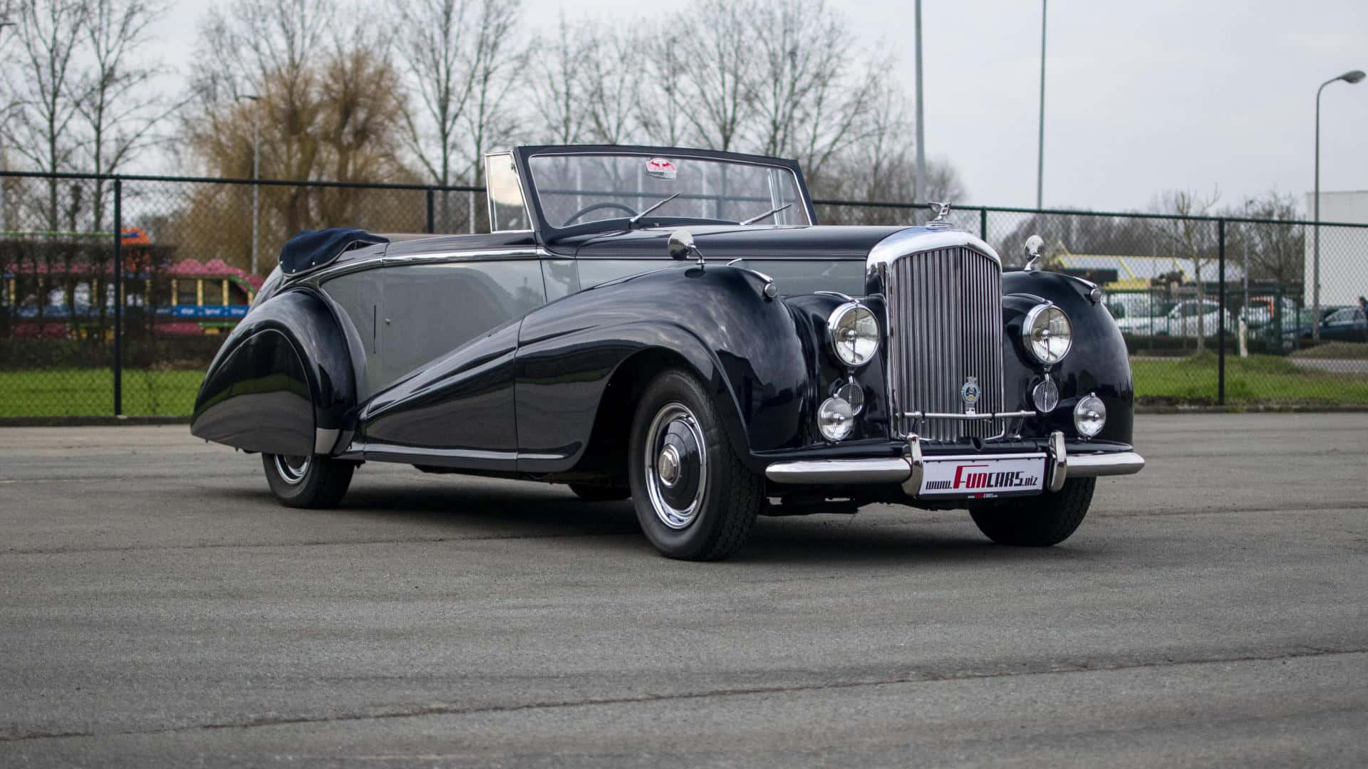Vintage Elegance - Bentley Mark VI Classic Car Wallpaper