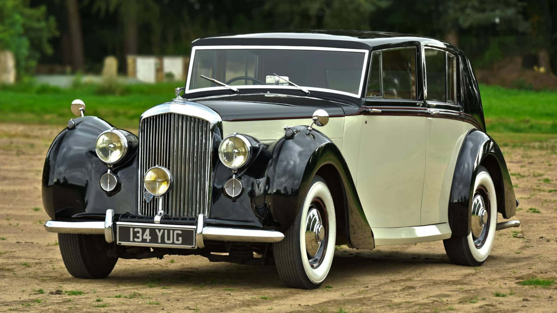 Caption: Vintage Elegance - Bentley Mark VI Wallpaper