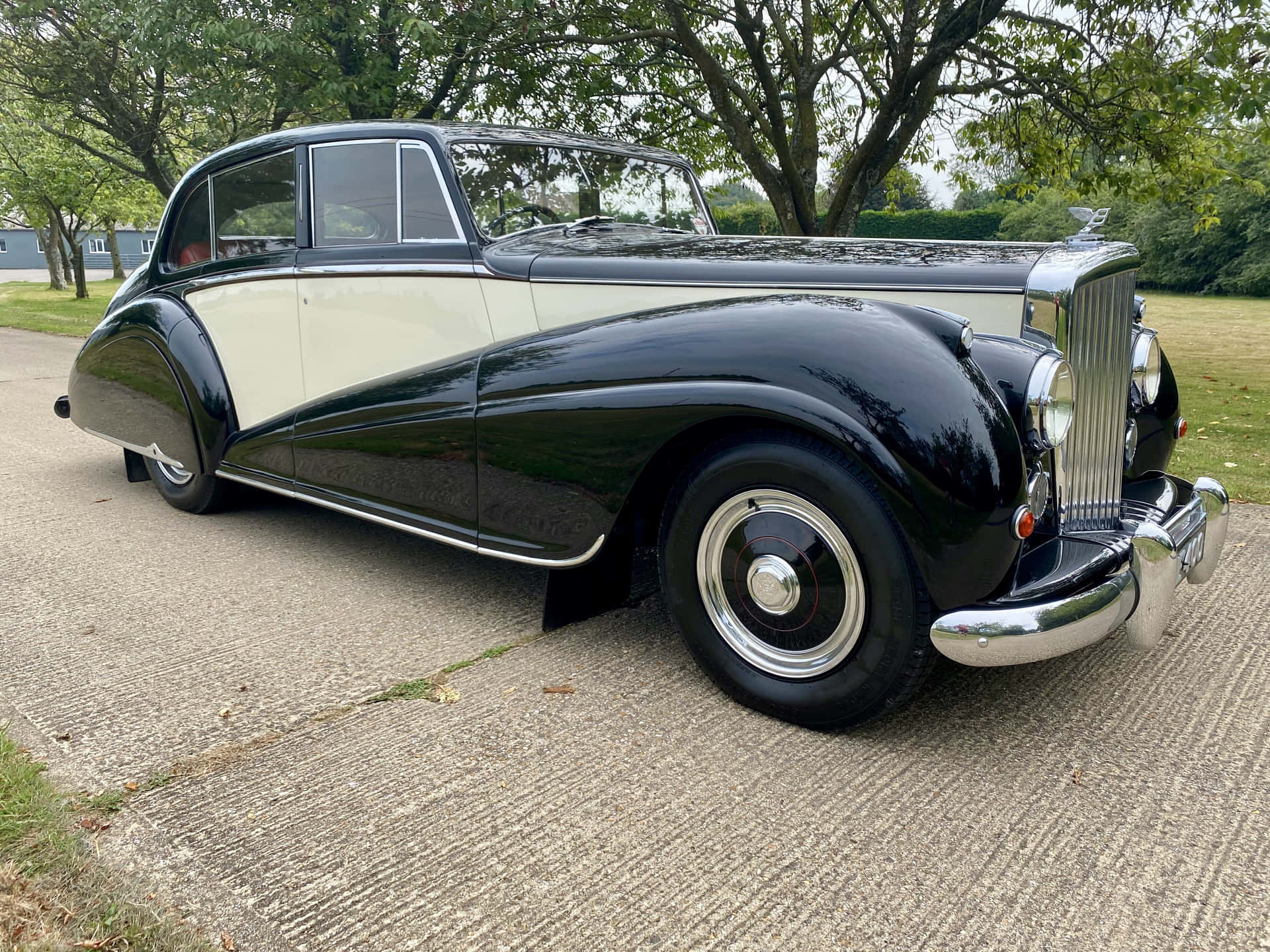 Classic Bentley Mark VI in all its glory Wallpaper
