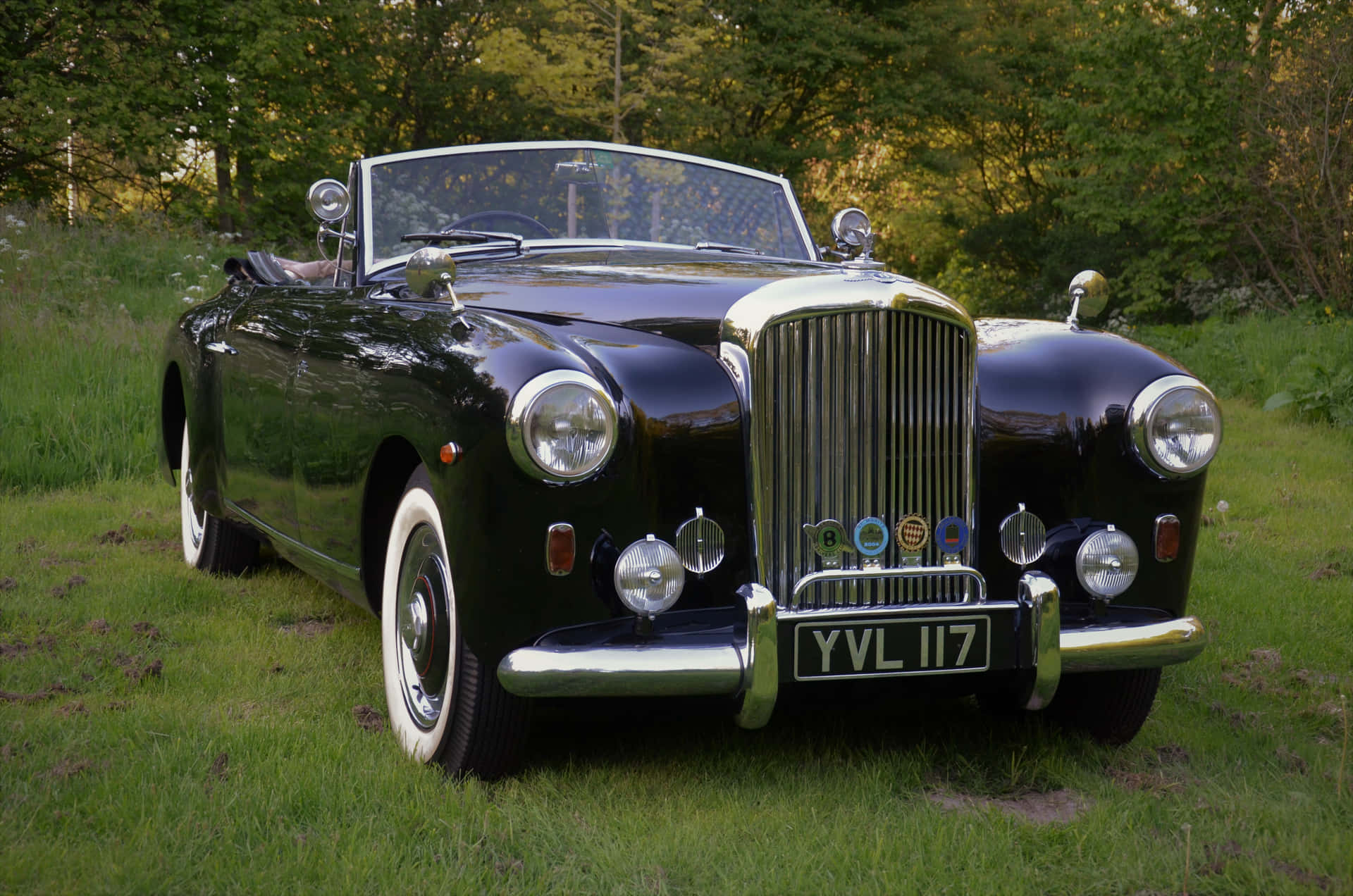 Classic Bentley Mark VI Luxury Car Wallpaper