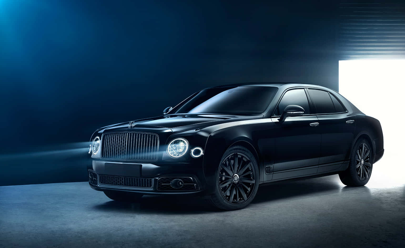 Elegance on wheels: The Bentley Mulsanne in its full glory Wallpaper