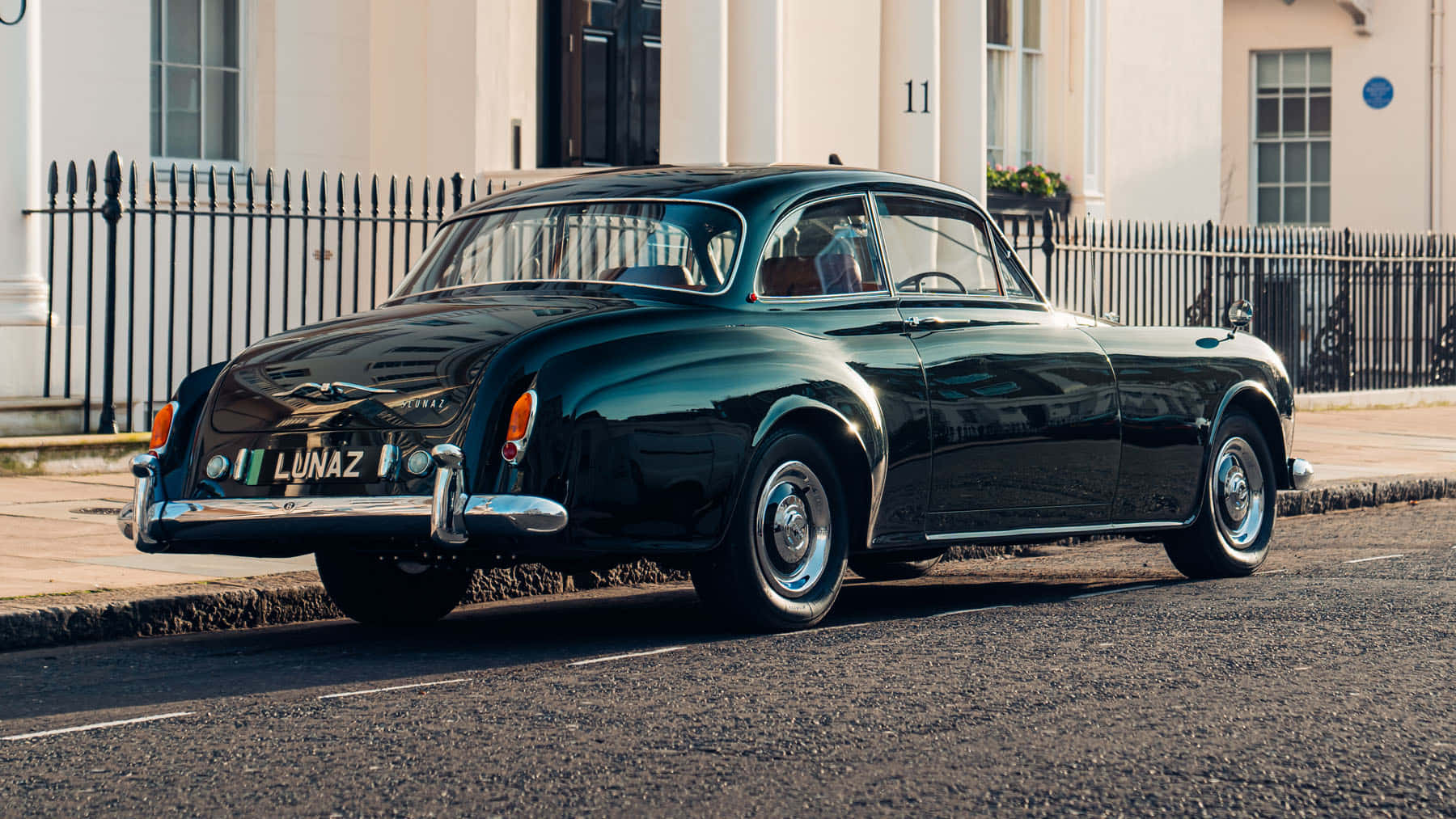 Bentley S2 Classic Luxury Automobile Wallpaper