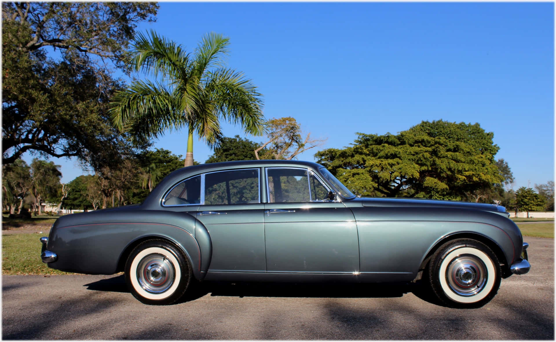 Stunning Vintage Bentley S2 in Pristine Condition Wallpaper