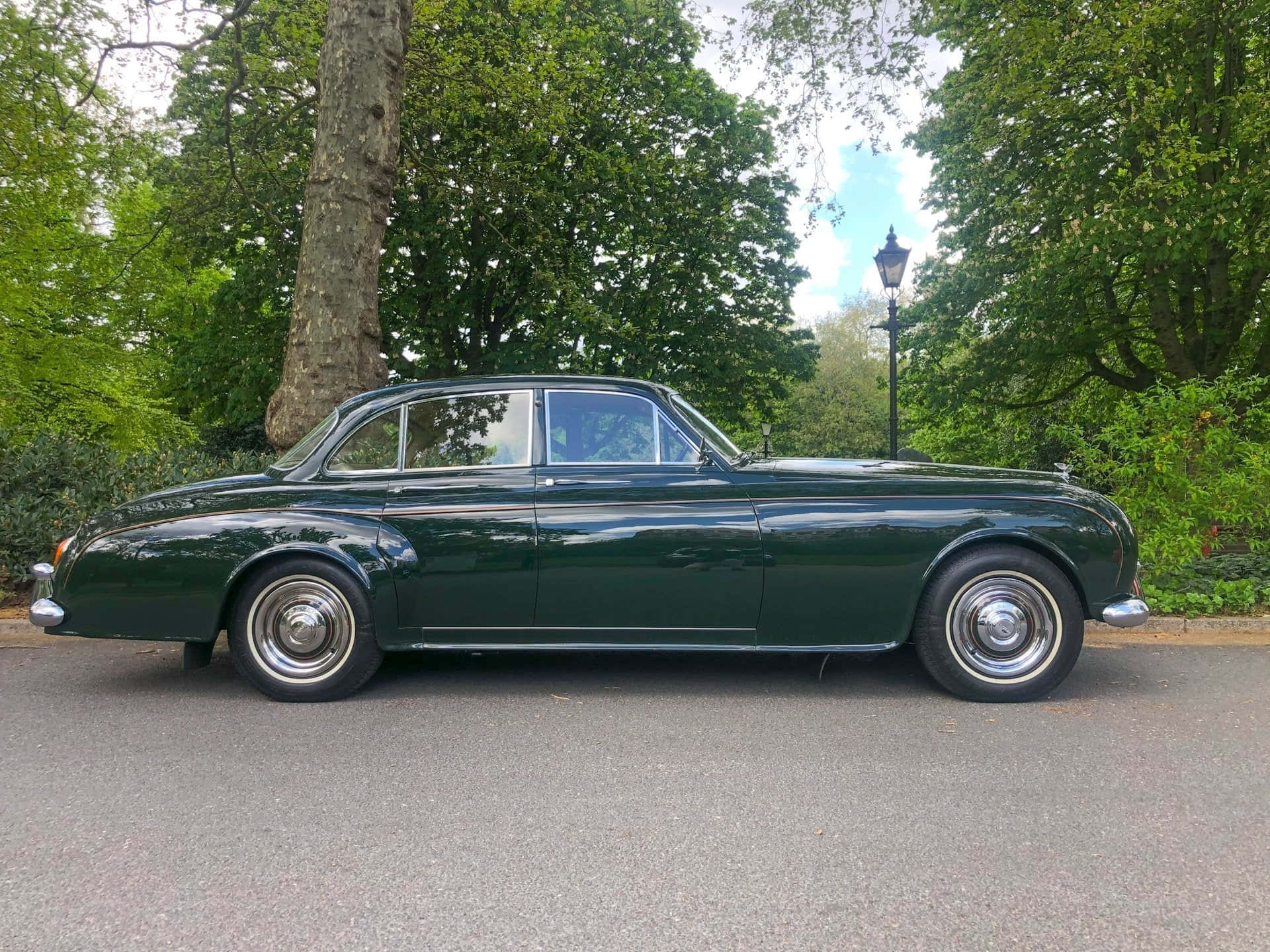 Classic Bentley S2 in Gleaming Silver Wallpaper