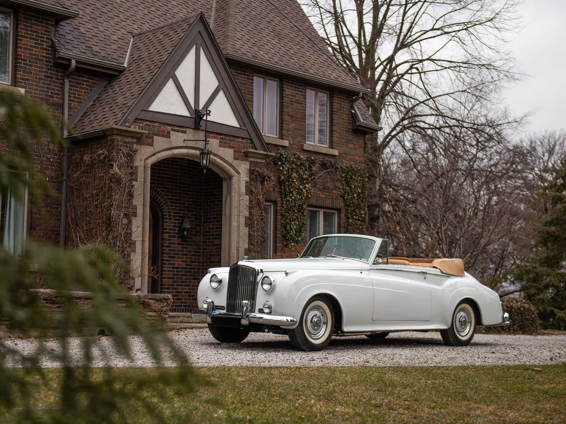 Elegant Bentley S2 Luxury Car Wallpaper