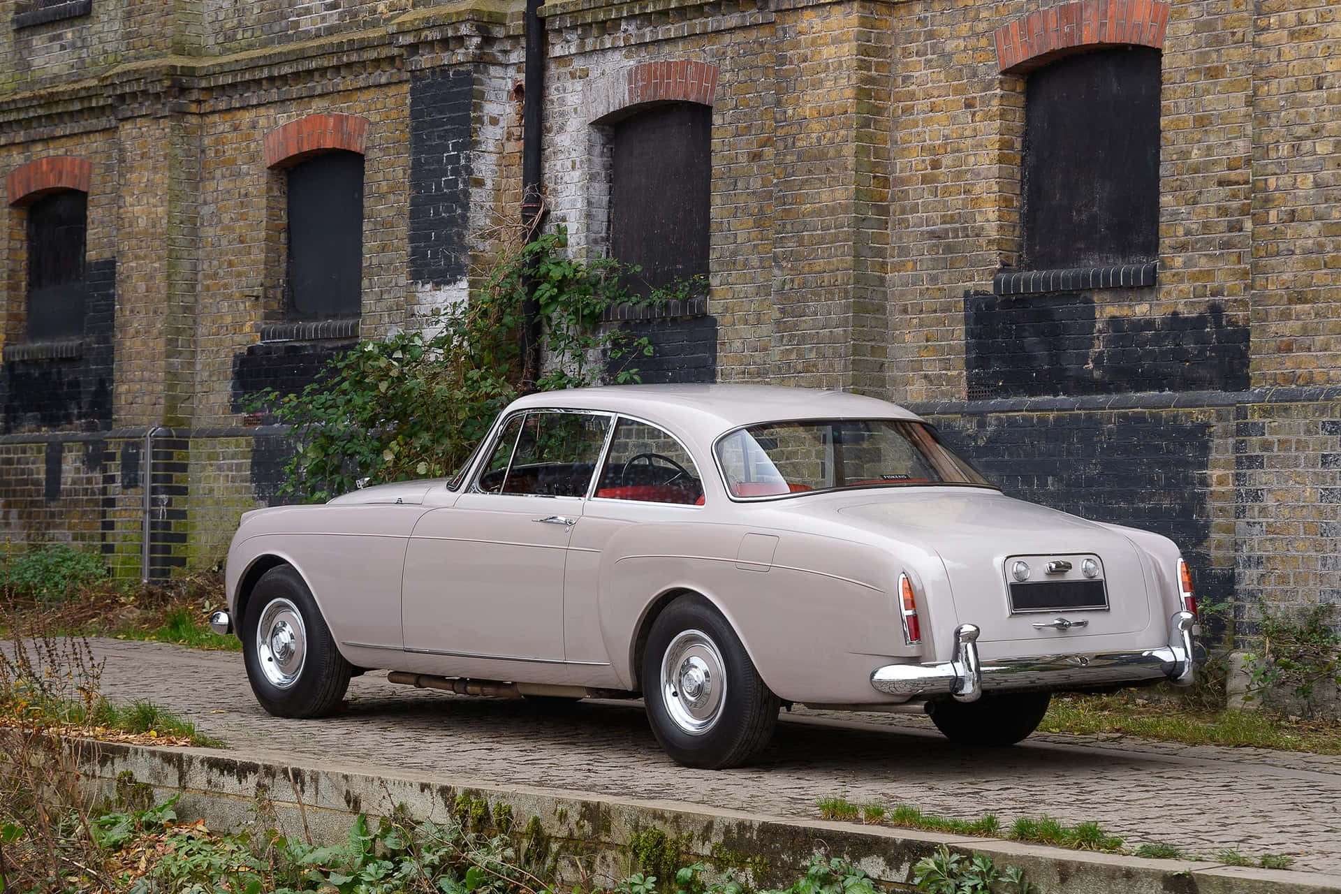 Classic Bentley S2 in Pristine Condition Wallpaper