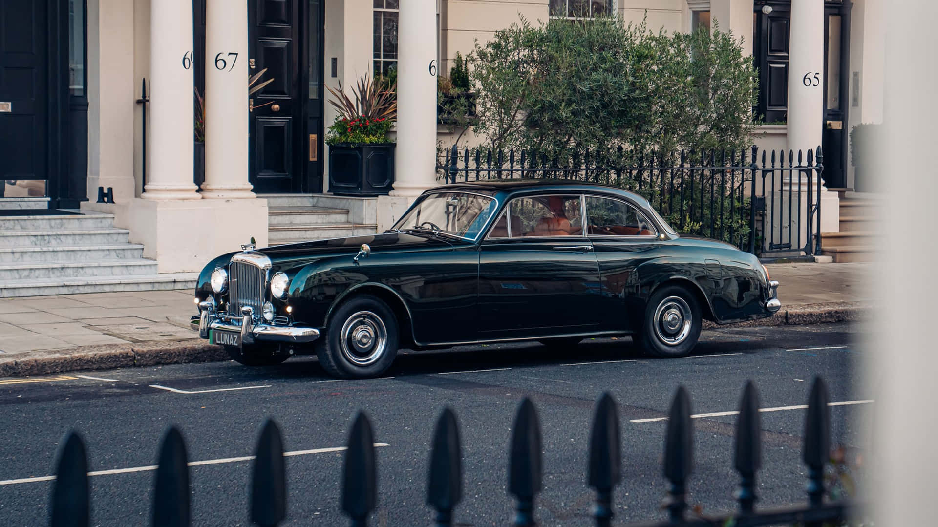 Download Classic Elegance - Bentley S2 in Pristine Condition Wallpaper ...