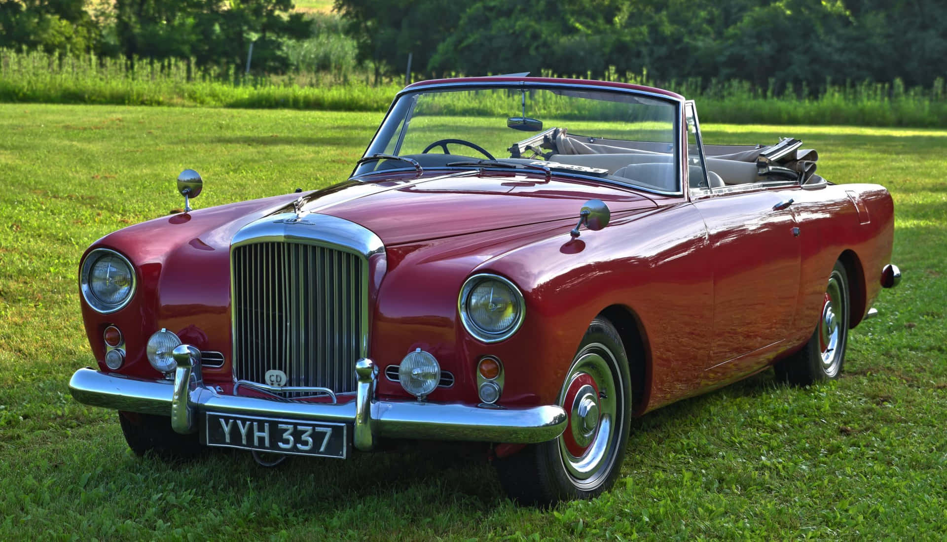 A Classic Bentley S2 in Pristine Condition Wallpaper