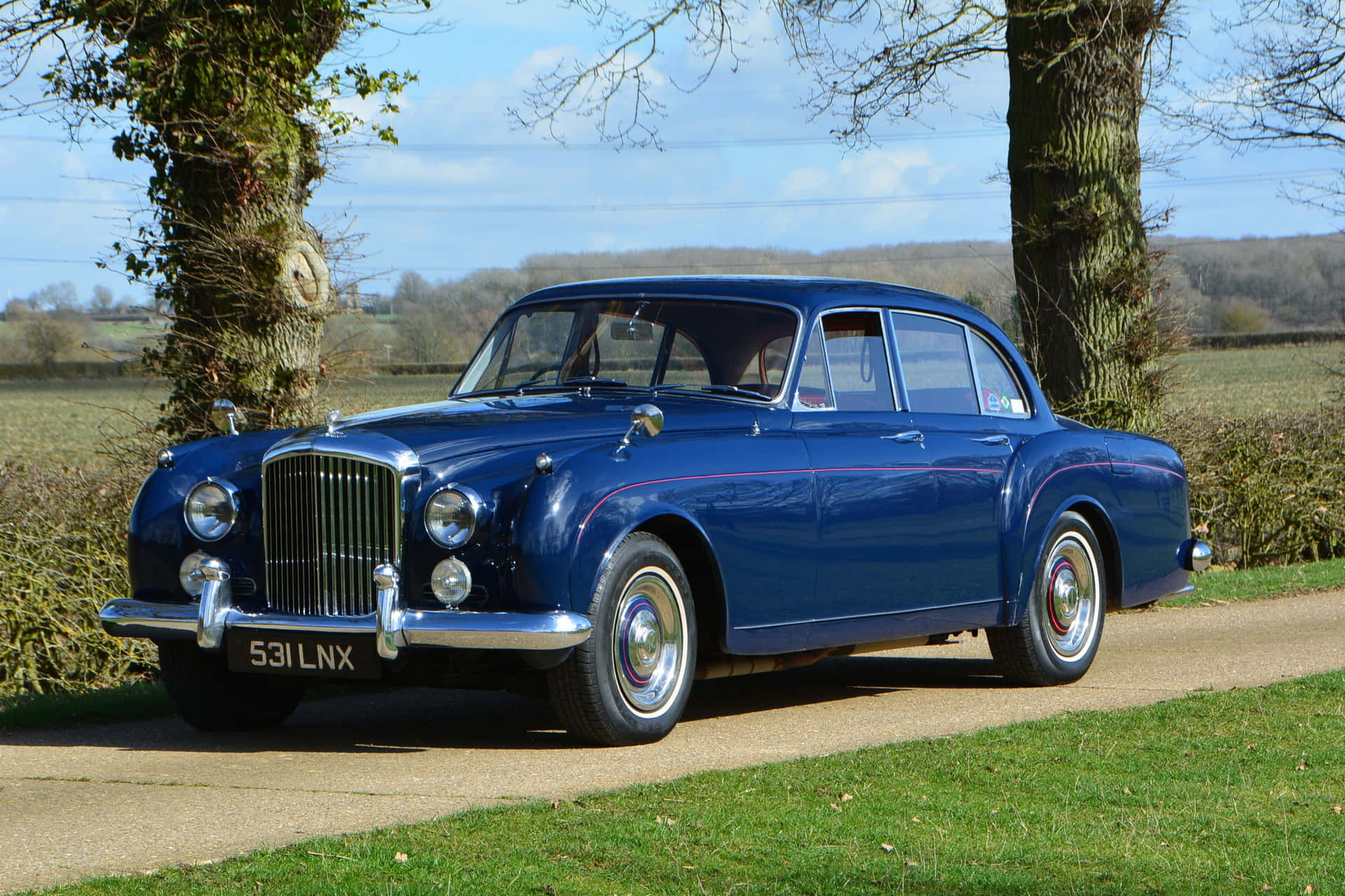 Vintage Bentley S2 in pristine condition Wallpaper