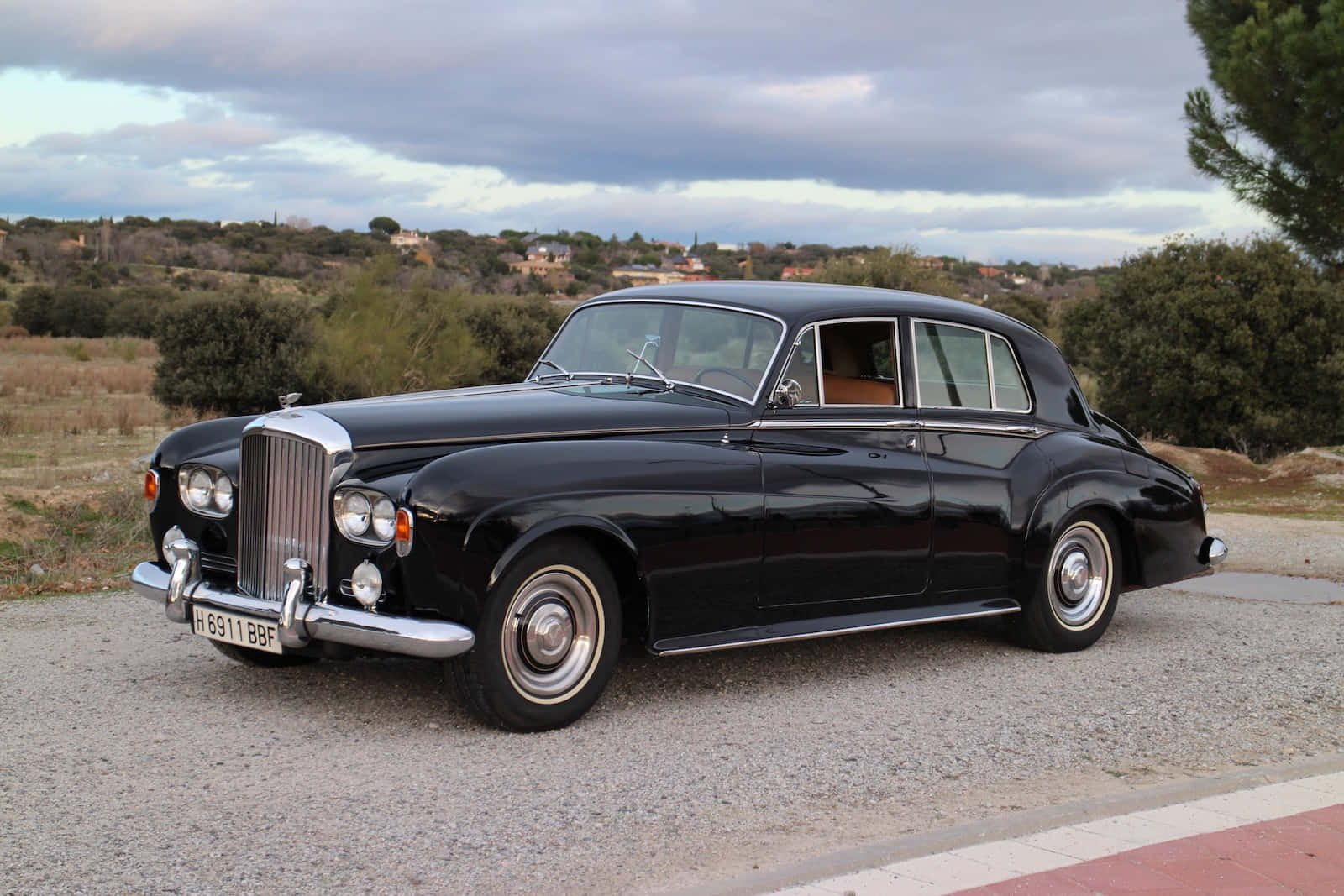 The Classic Bentley S3: Elegant Luxury, Timeless Style Wallpaper