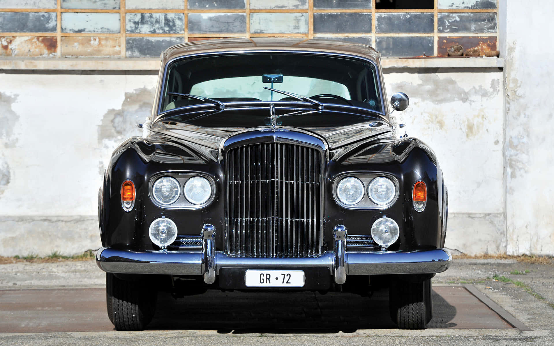 Stunning Classic Bentley S3 in Deep Forest Green Wallpaper