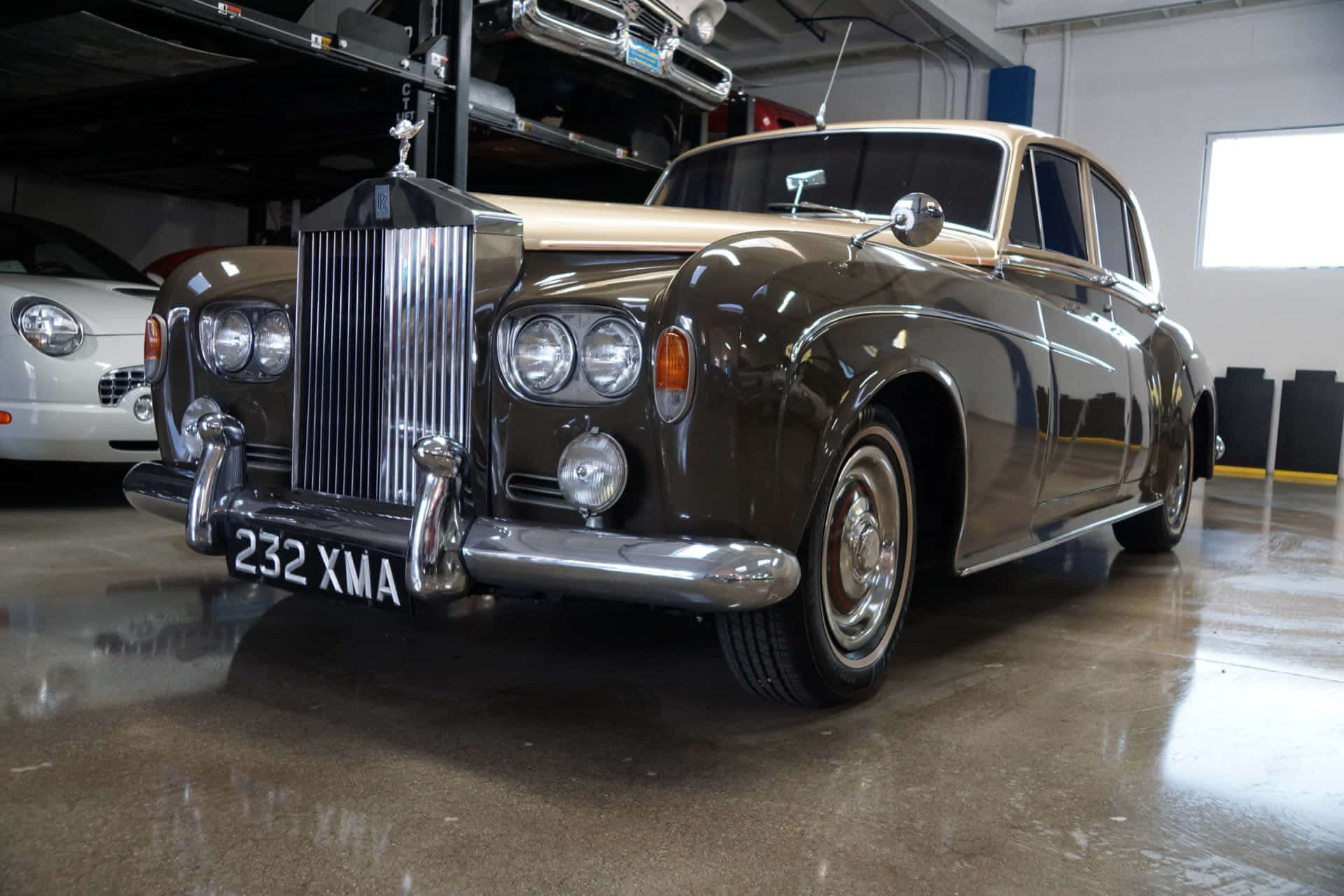 Luxueuze Bentley S3 In Klassieke Elegant Achtergrond