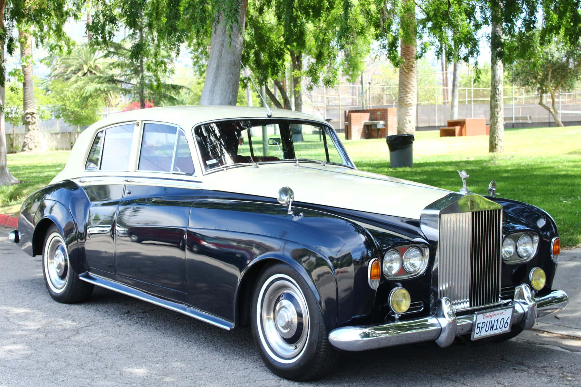 Luxurious Bentley S3 in Vintage Style Wallpaper