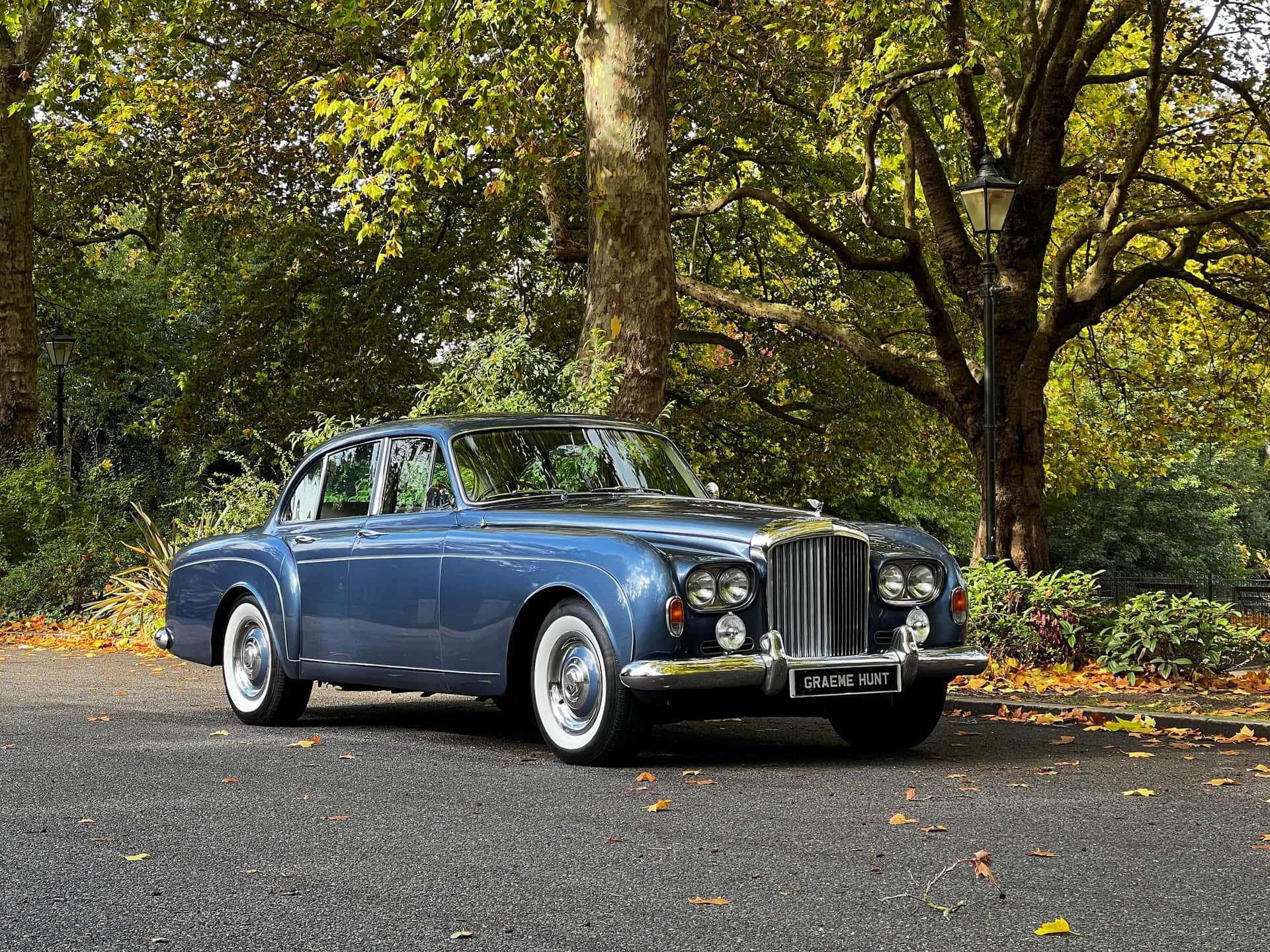 Luxueuze Bentley S3 In Elegante Setting Achtergrond