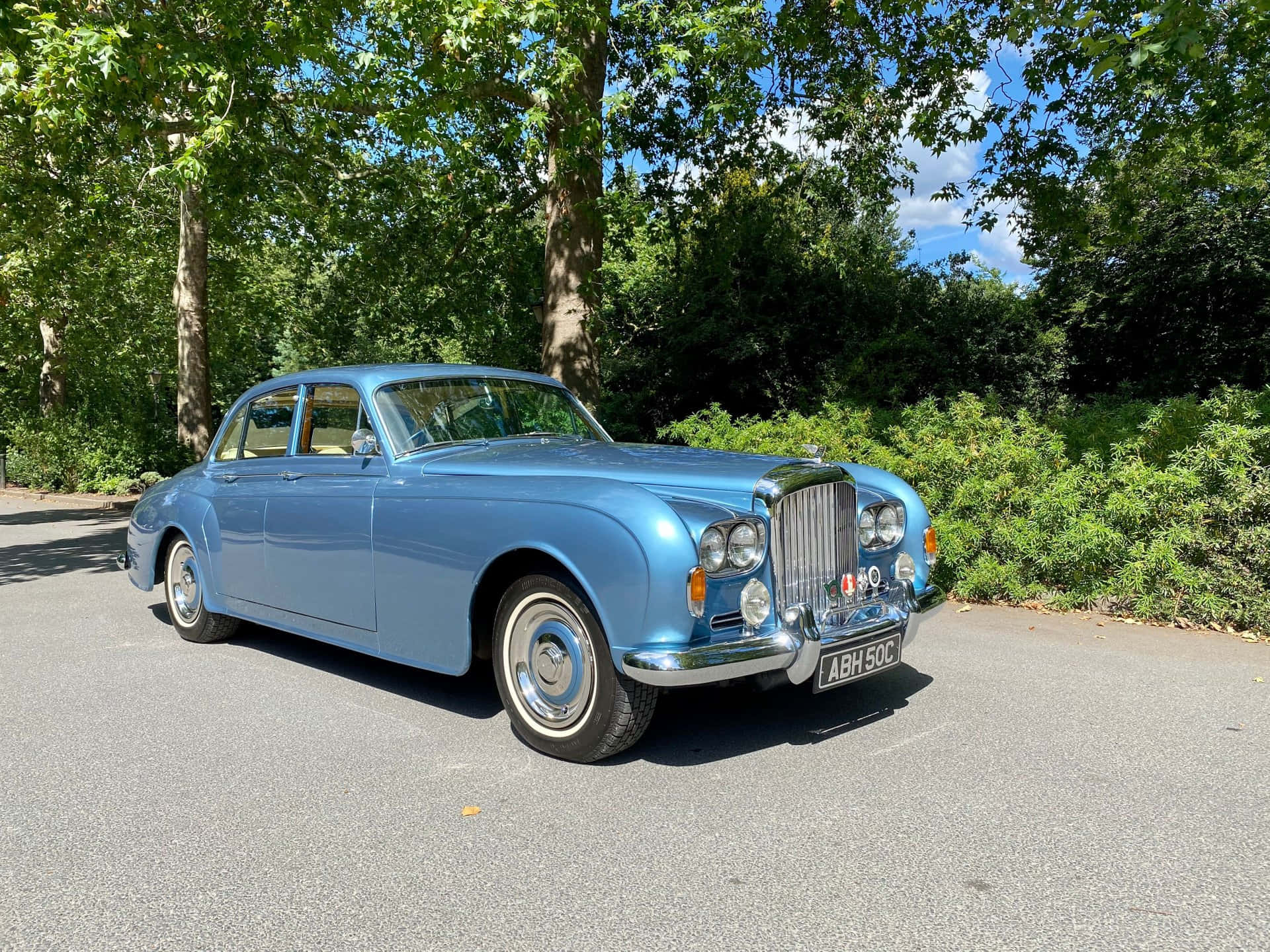 Elegant Bentley S3 in a Classy Atmosphere Wallpaper