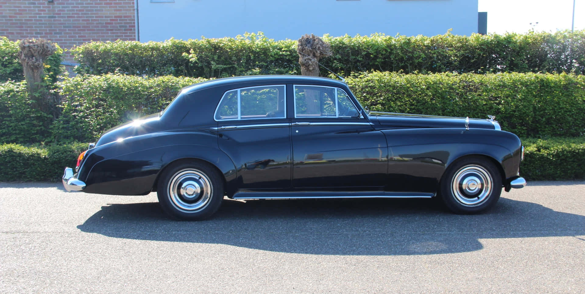 Elegant Bentley S3 in Classic Setting Wallpaper