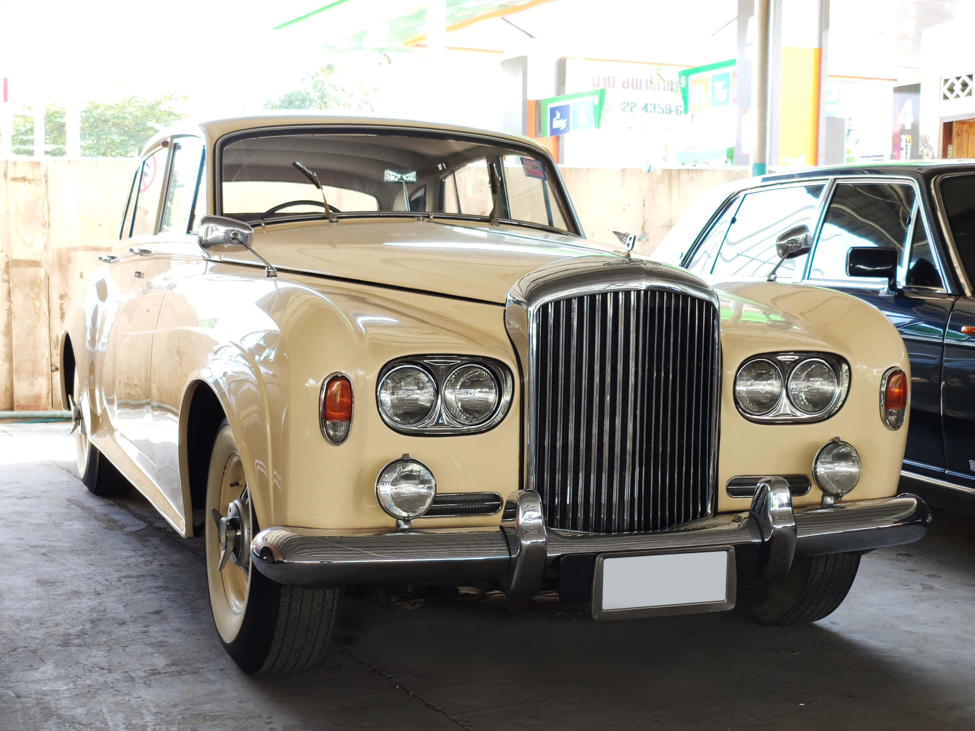 Vintage Elegance: The Bentley S3 in Pristine Condition Wallpaper