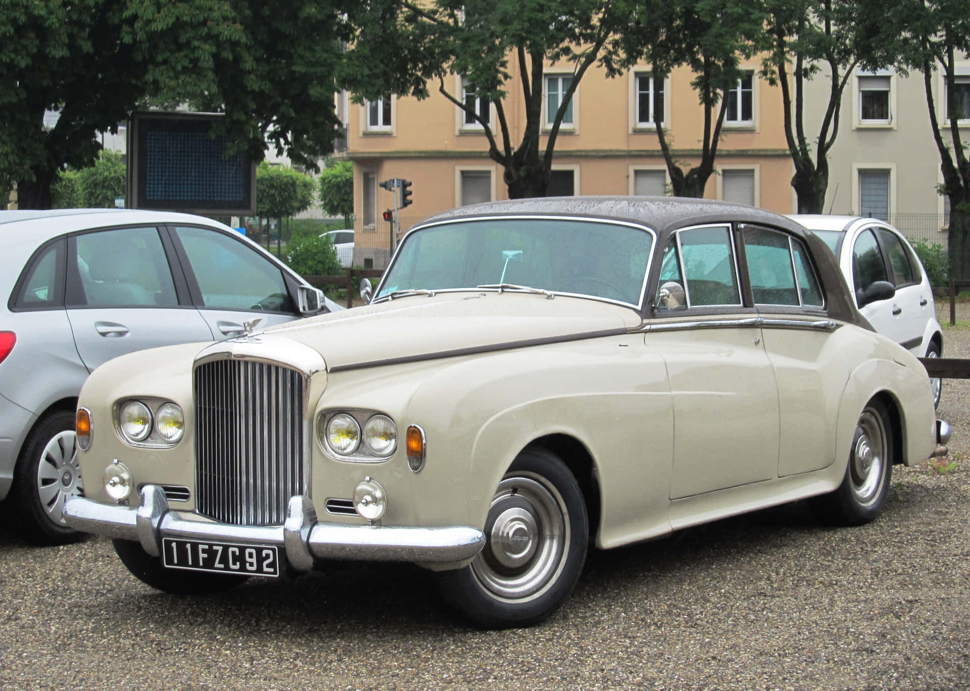 Klassisk Eleganse - Bentley S3 I Sin Beste Form Bakgrunnsbildet