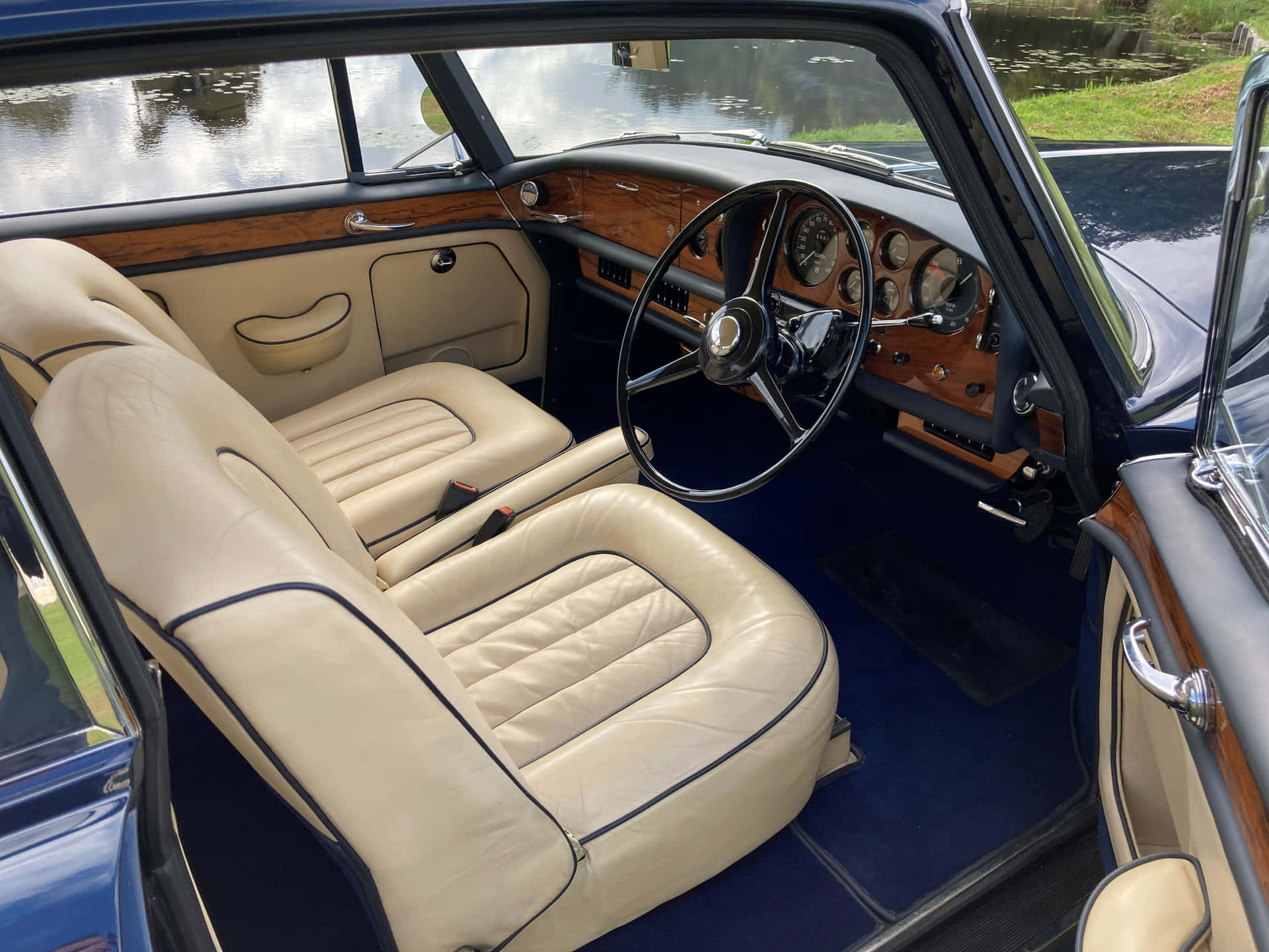 Bildetekst: Majestetisk Bentley S3 Som Cruiser Med Stil Bakgrunnsbildet