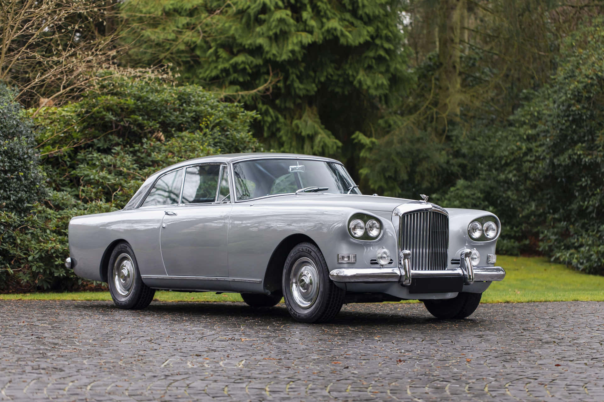 Bentley S3 Classique Garé Dans Une Rue Pavée Fond d'écran