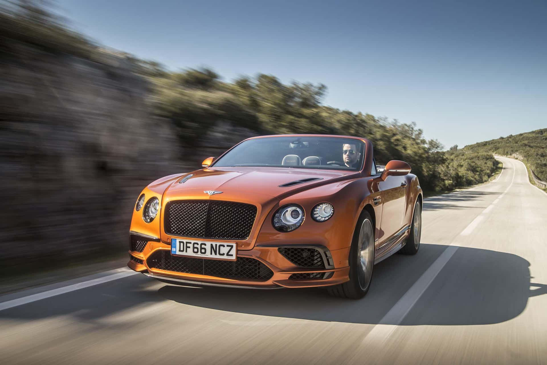 Bentley Orange Flamme Sportsvogn på Banen Wallpaper
