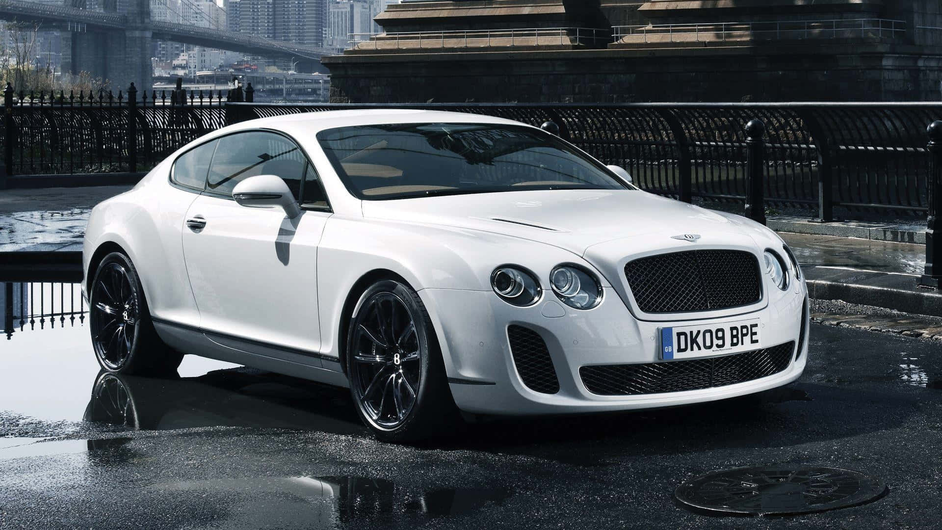 Nyd den luksuriøse køretur i Bentley Sport. Wallpaper