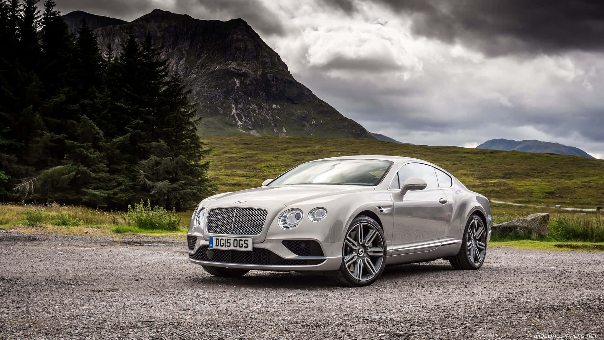 "Experience the Ultimate in Luxury with Bentley Sport" Wallpaper