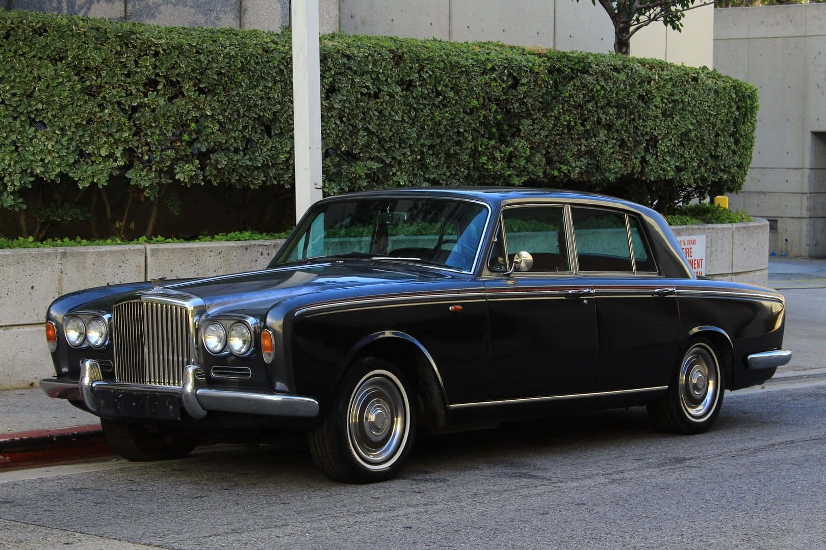 Classic Bentley T1 Luxury Automobile Wallpaper
