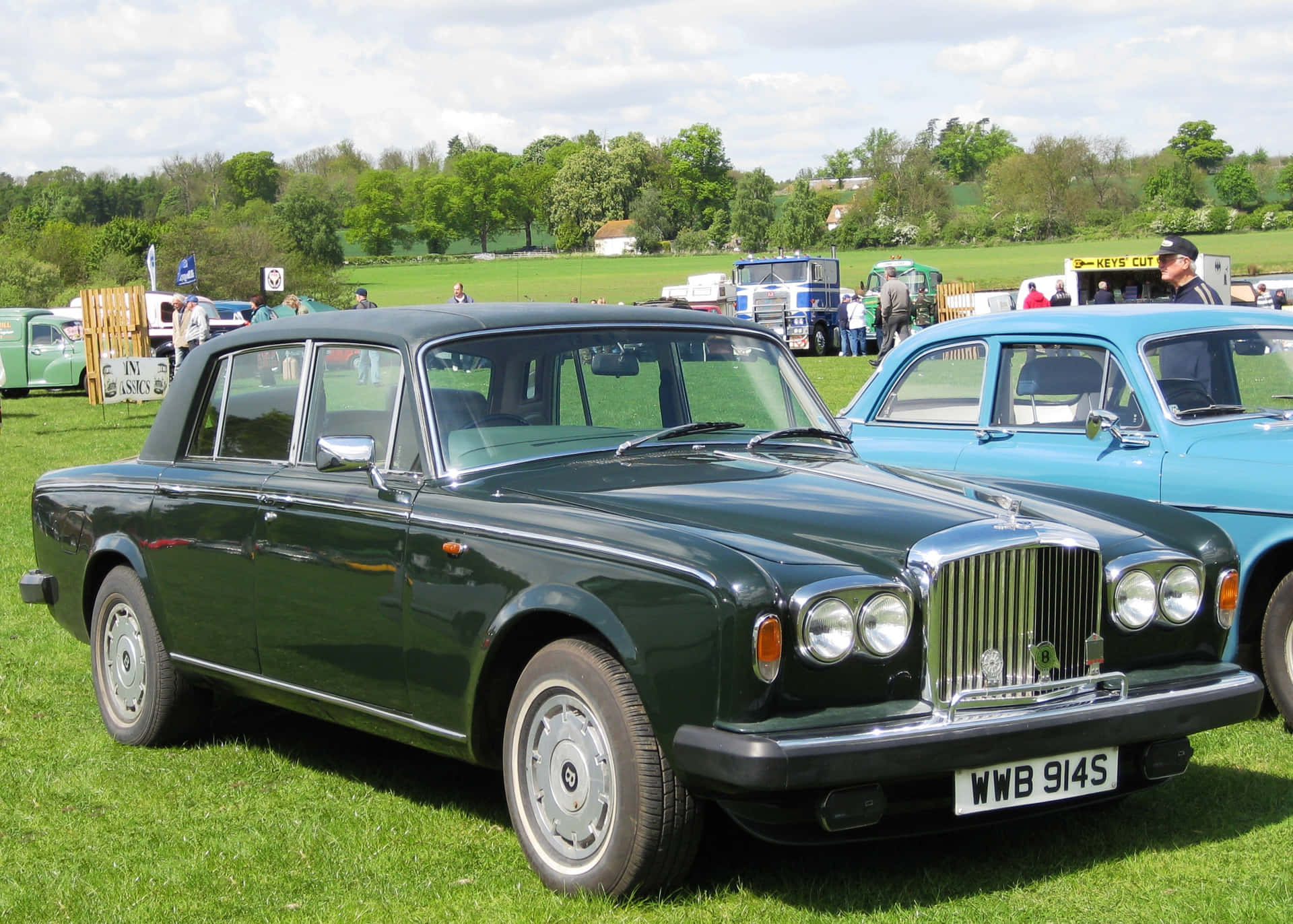 Bentley T2 - The Classic Luxury Saloon Wallpaper