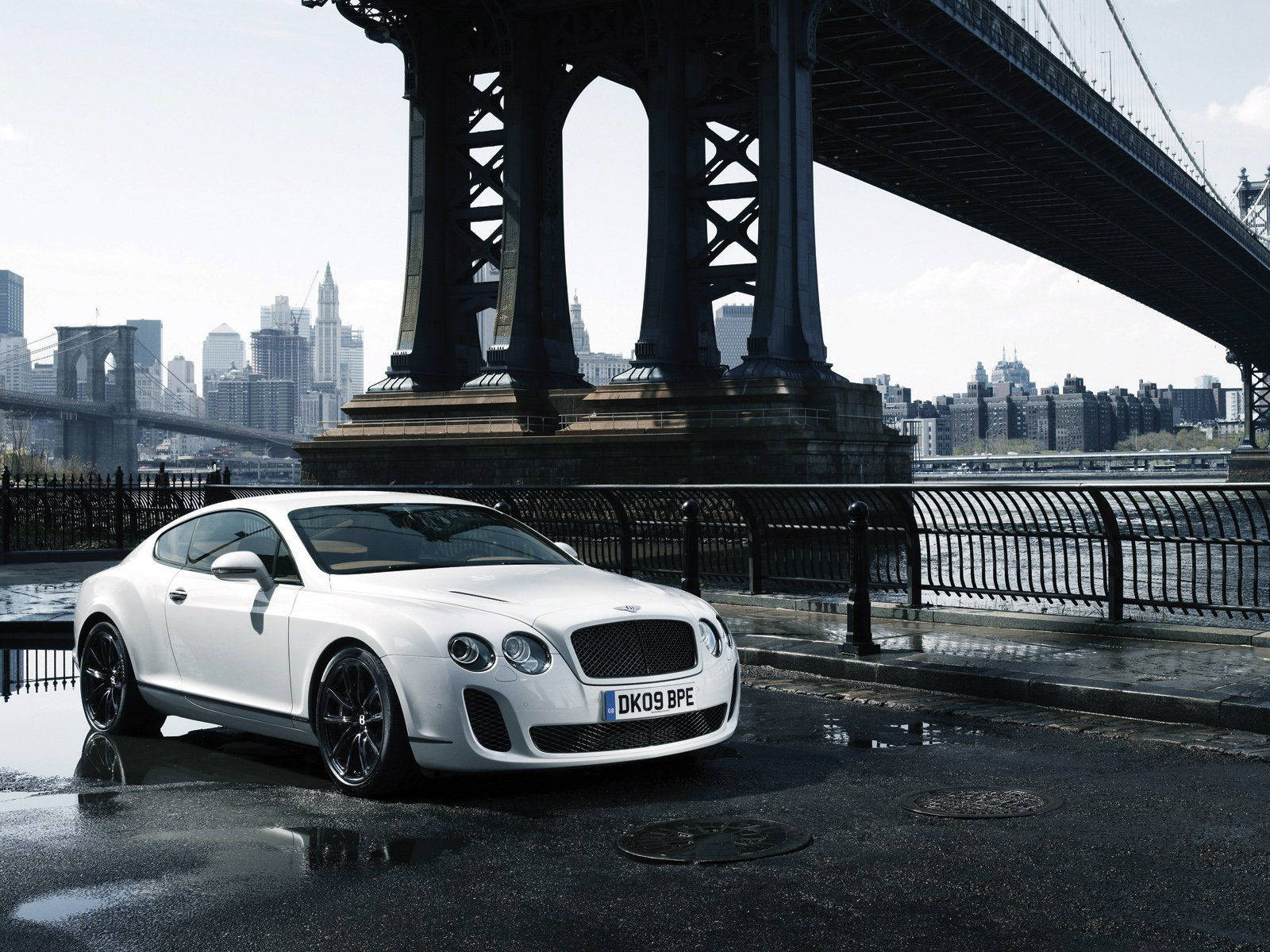 Bentley Under Manhattan Bridge Wallpaper