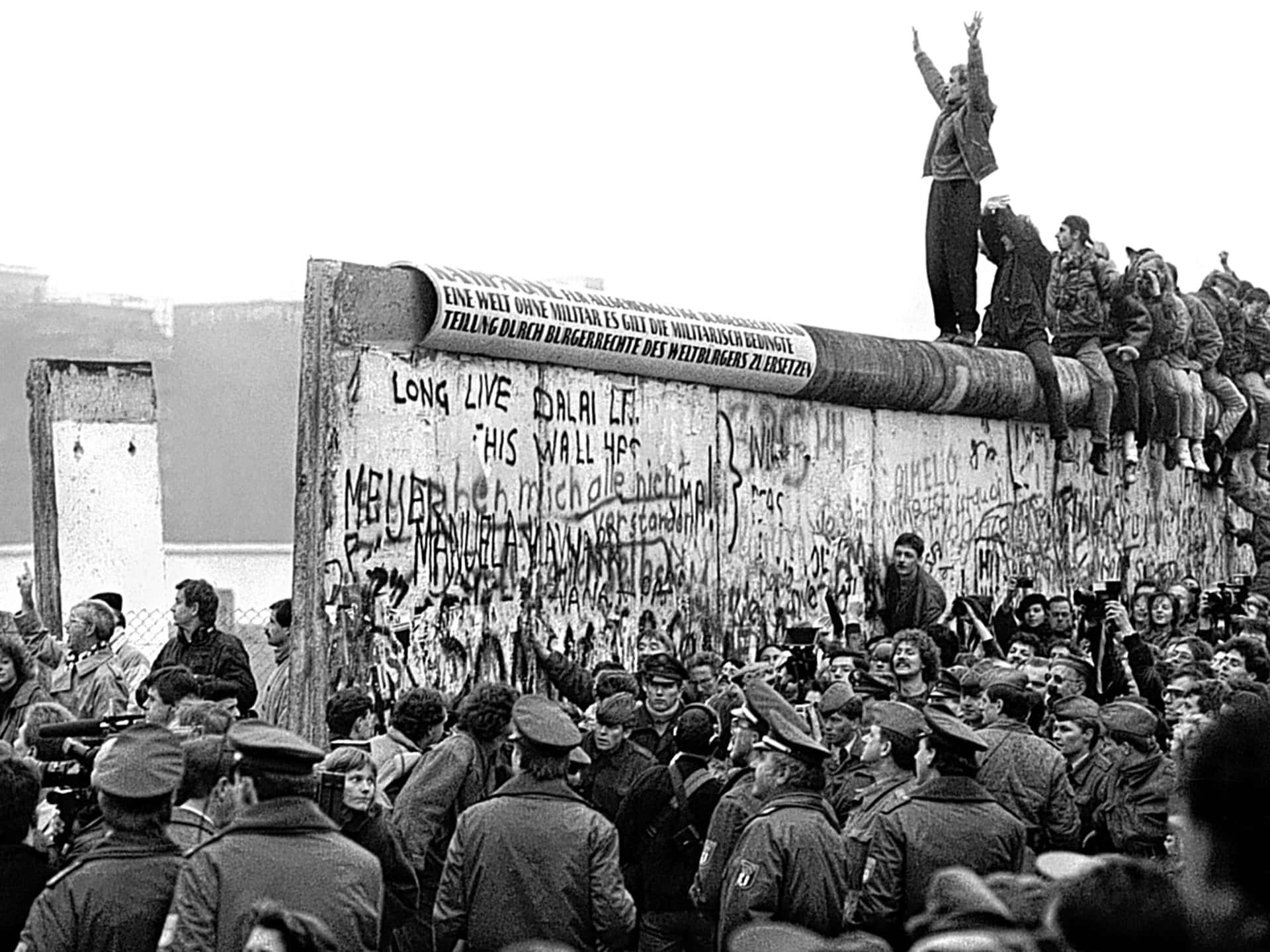 Berlin Wall Tumbled In November 1989 Wallpaper