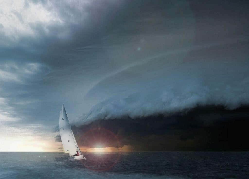 Unabarca A Vela Sta Navigando Nell'oceano Con Una Nuvola Tempestosa Sullo Sfondo