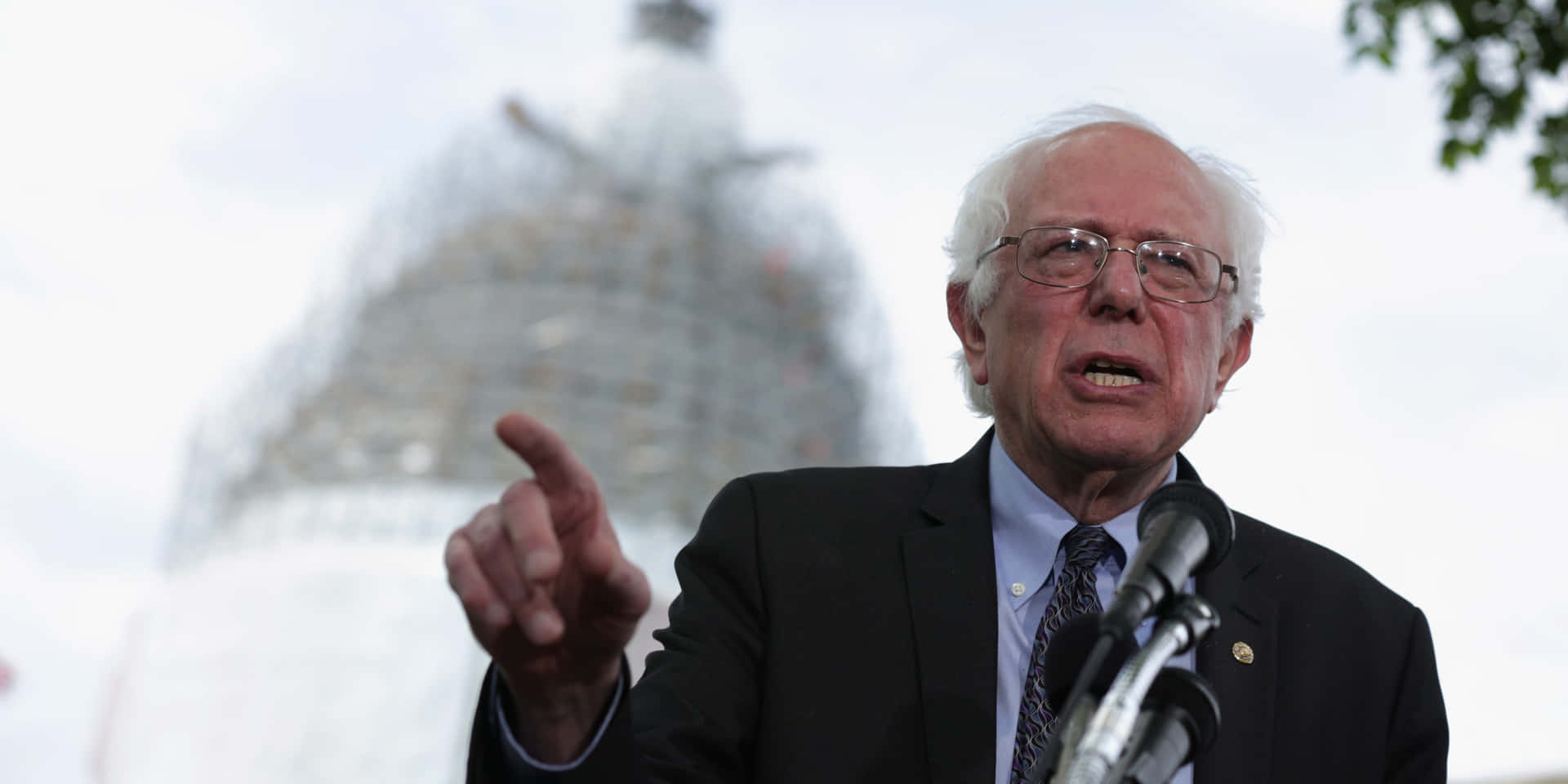 Bernie Sanders S'exprimant Au Podium Fond d'écran