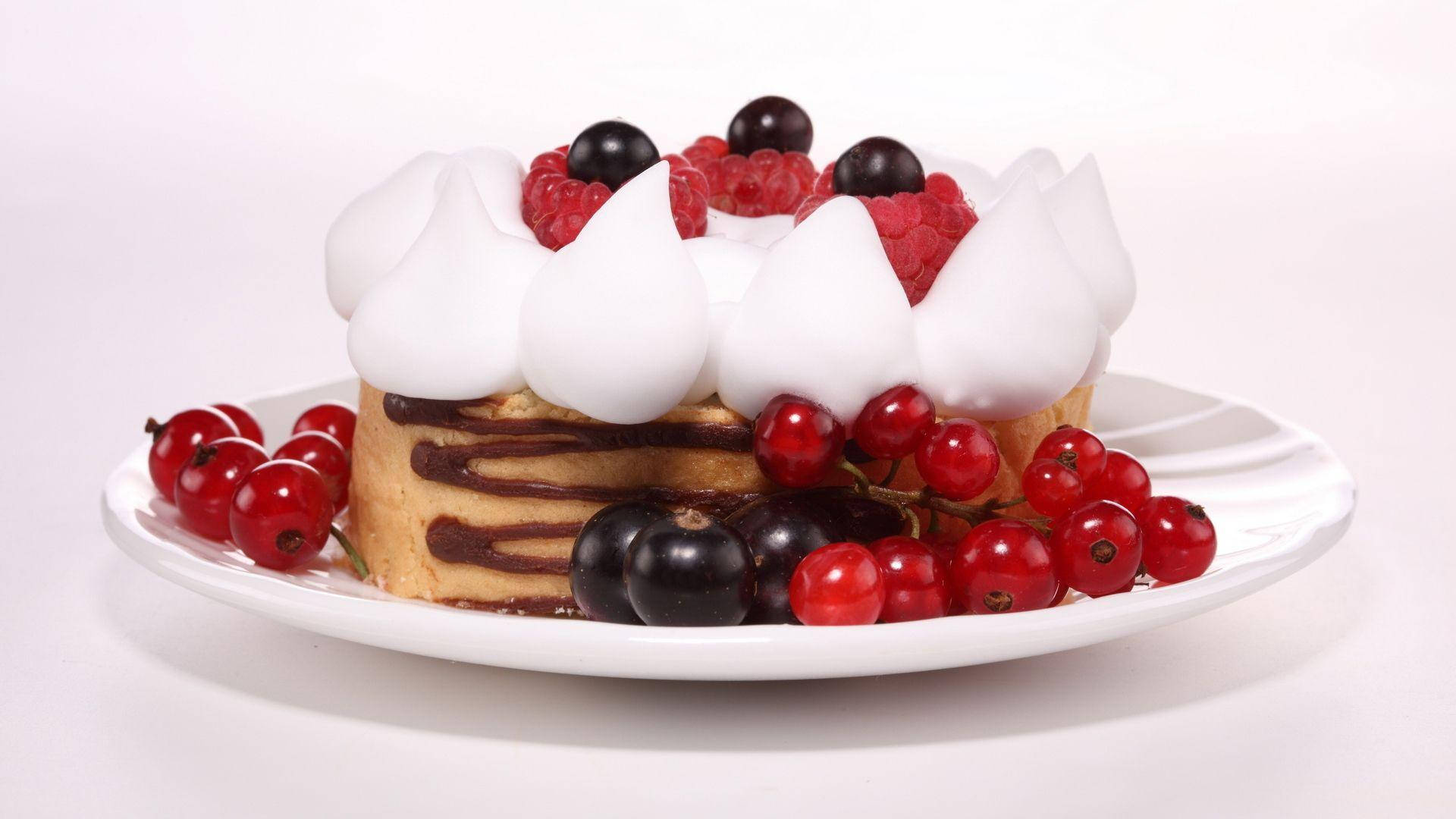 Berry-topped Cake Desserts Wallpaper