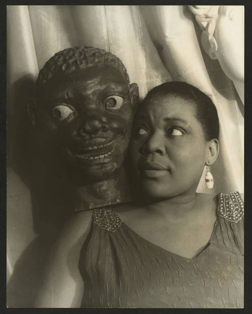 Bessie Smith ved siden af et brodende byliv Wallpaper
