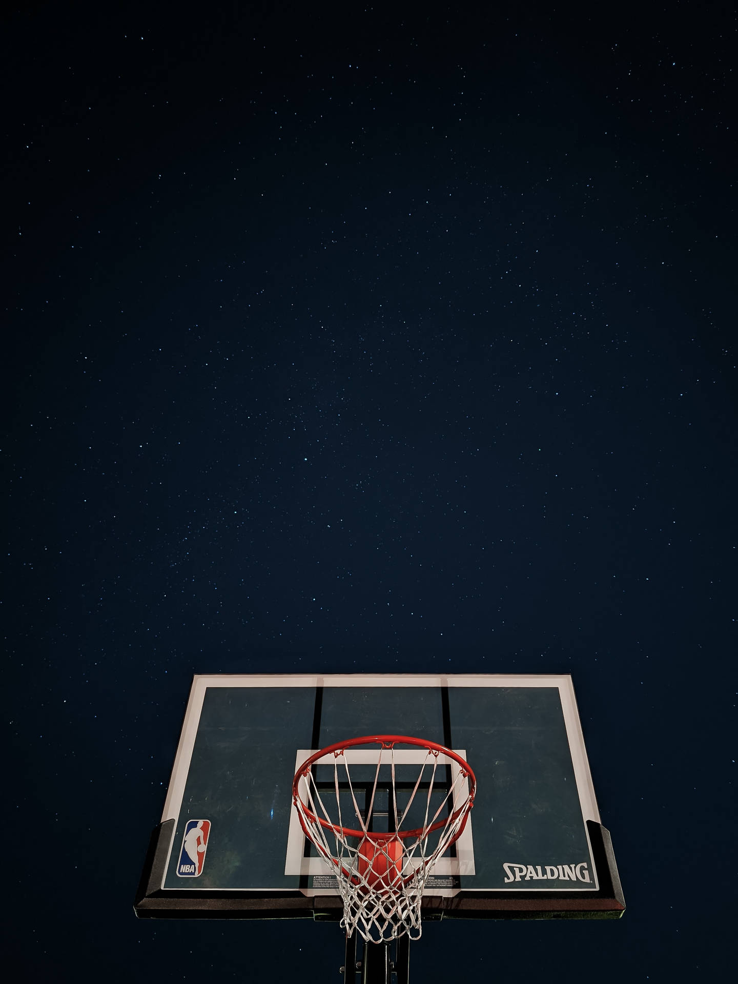 En basketballkurv i himlen omgivet af stjerner. Wallpaper