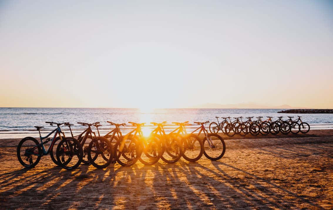Fondode Pantalla De La Mejor Bicicleta En La Playa Al Atardecer.