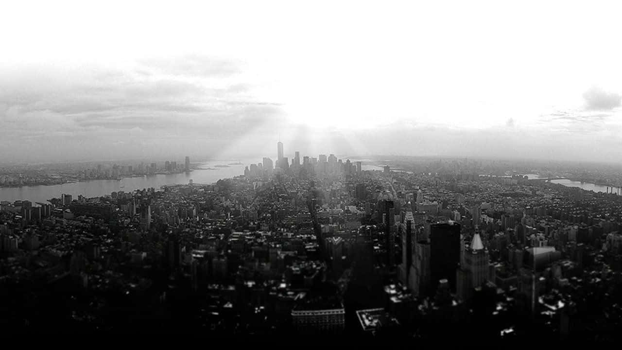 En sort-hvid foto af byen fra toppen af ​​Empire State Building. Wallpaper
