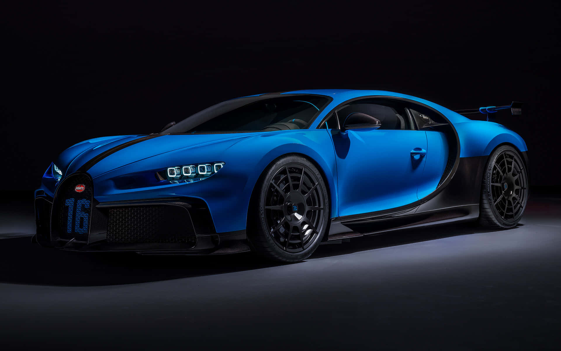 Elmejor Modelo De Automóvil Deportivo Bugatti Chiron Azul Fondo de pantalla