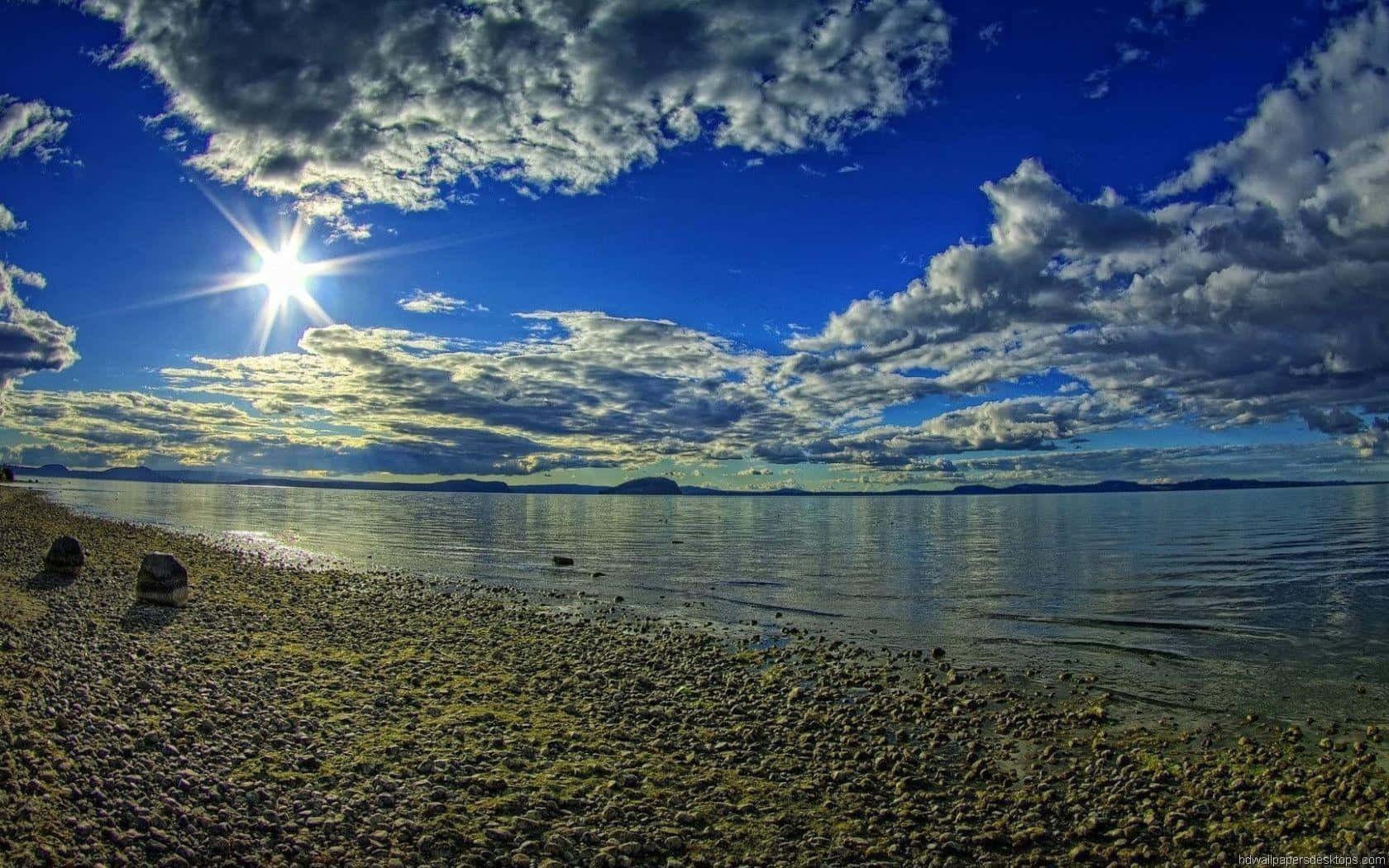 Besterhintergrund Für Den Desktop-pc: Ruhiger Strand Unter Sonnenlicht