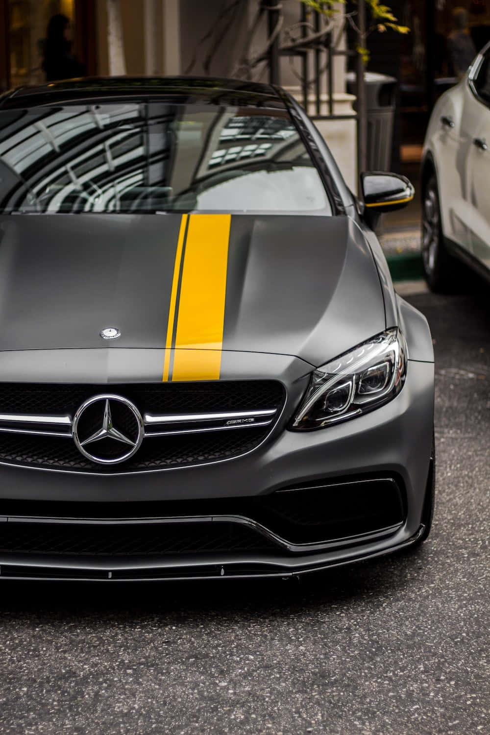 Mejorfondo De Pantalla Mercedes Con Un Tono Gris Oscuro Y Una Franja Amarilla En El Mercedes-benz Clase A.