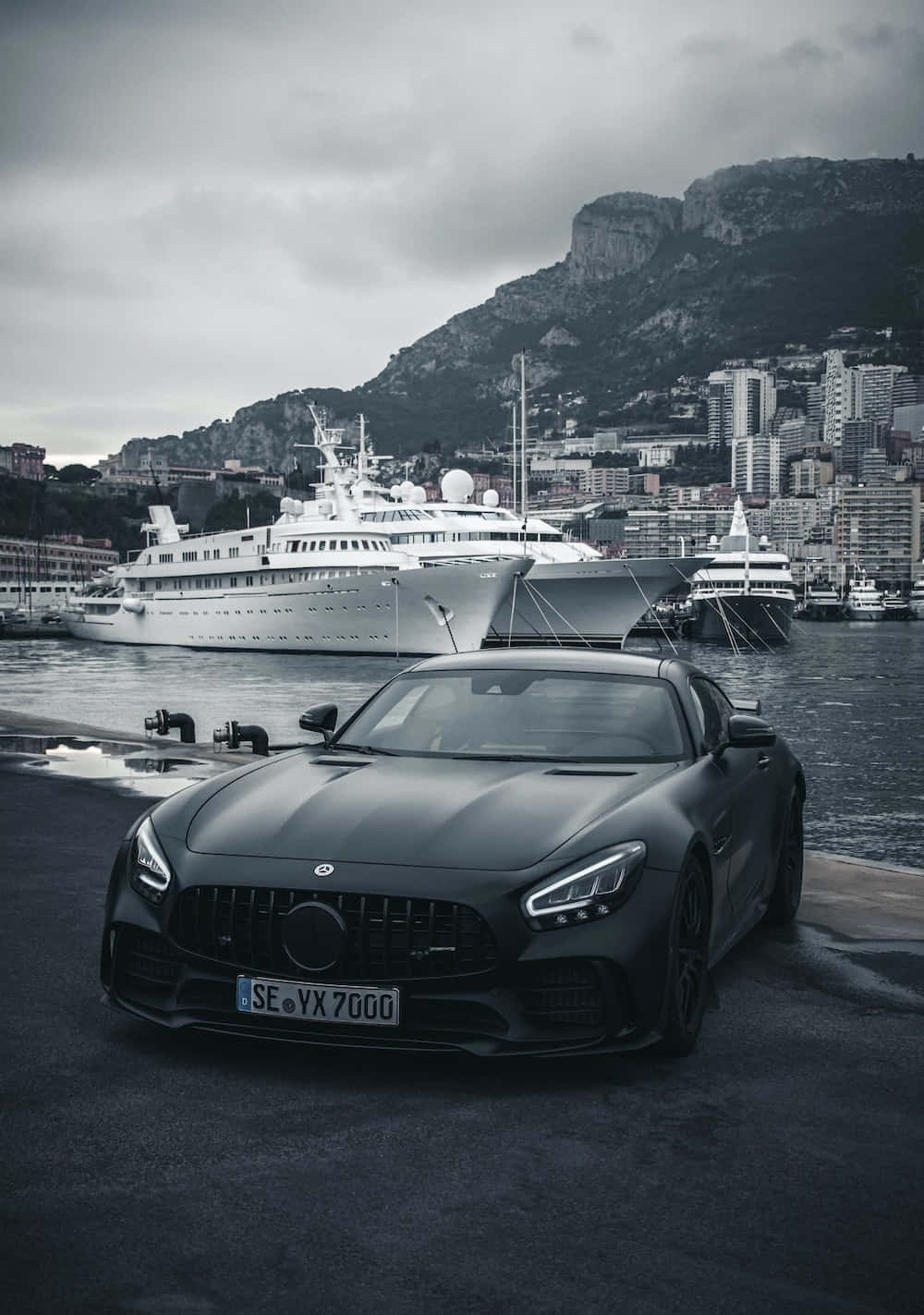 Migliorsfondo Mercedes Black Amg Gt Accanto A Un Molo.