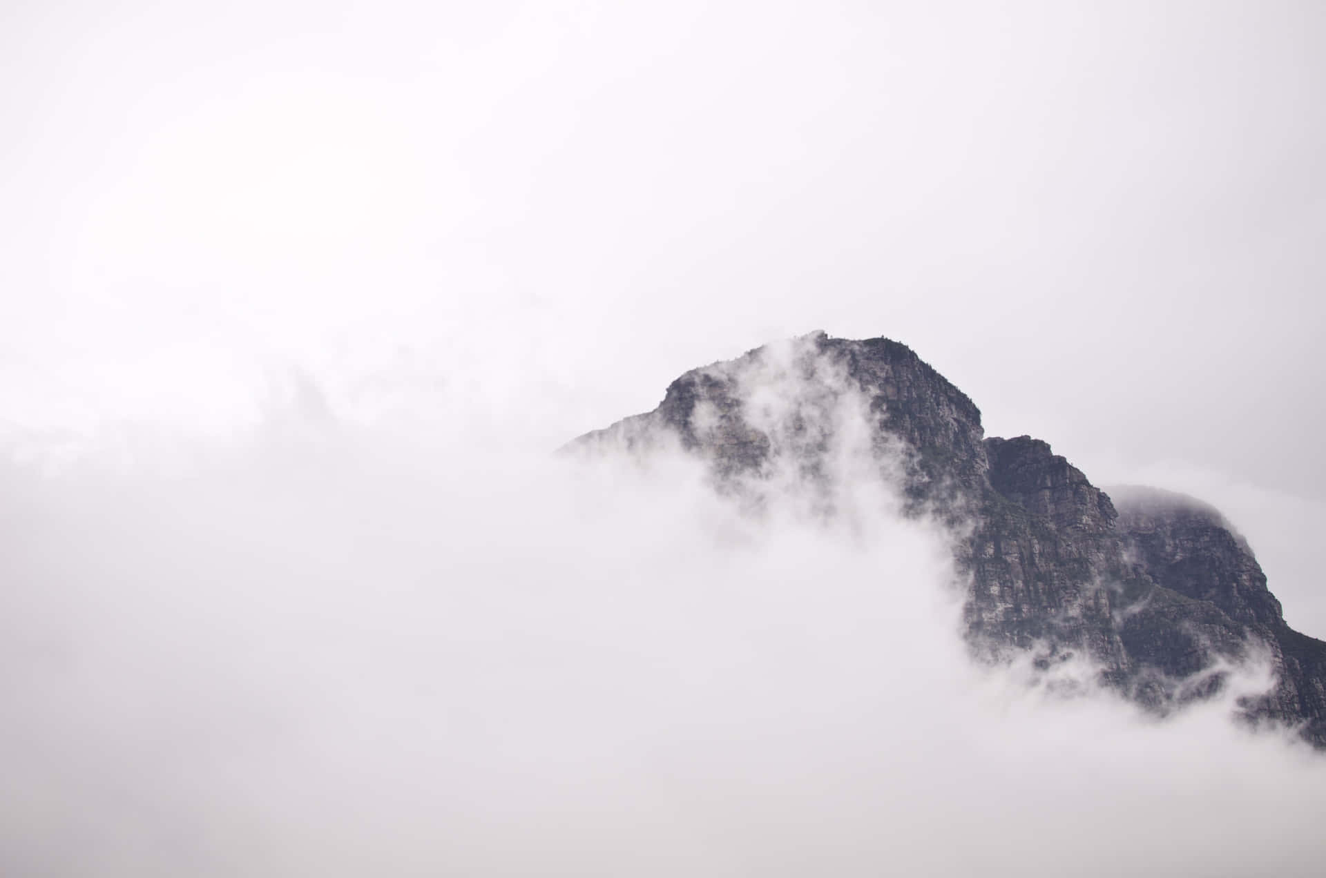 Migliorsfondo Minimalista Con Montagne Avvolte Nella Nebbia