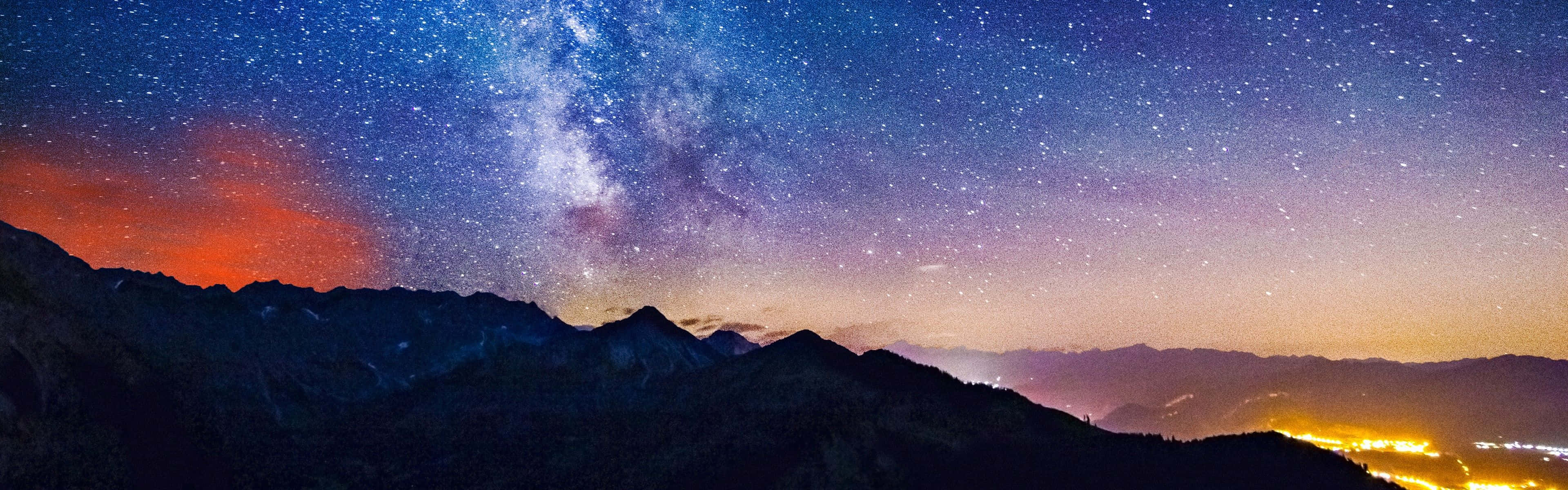 Estrellasy Nebulosas Sobre La Cima De La Montaña - Fondo De Pantalla Ideal Para Tu Monitor
