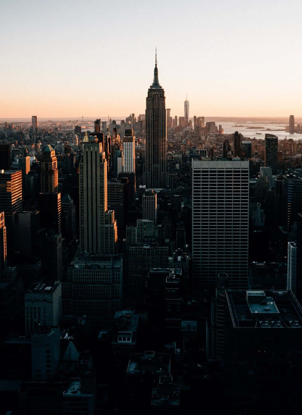 Empirestate Building Mit Gedämpfter Stadt Beste New York Hintergrund