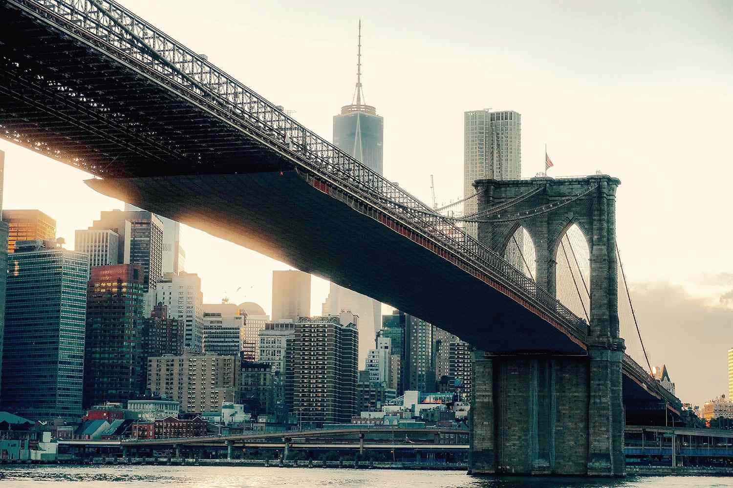 Fundode Tela Do Brooklyn Bridge Em Baixo Ângulo, O Melhor Plano De Fundo De Nova York.