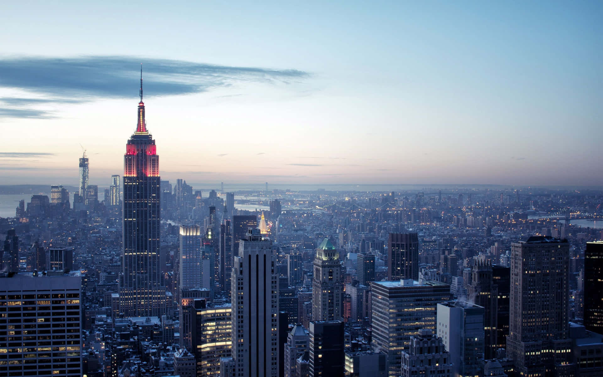Empirestate Building Mit Rotem Glühen: Bester Hintergrund Von New York